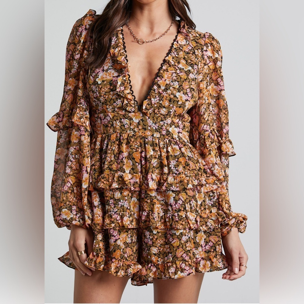 Showpo Liadi Playsuit Jumpsuit wome longsleeve plunge playsuit Black Floral Sz 8